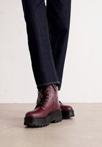 Calvin Klein Jeans FLATFORM HIGH LACE UP - Členkové šnurovacie čižmy - andorra/black