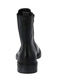 Czarny skórzany botek za kostkę o gładkiej fakturze, zaokrąglonym nosku i zamku błyskawicznym z tyłu. Solidna podeszwa z niewielkim obcasem.