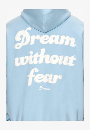Lichtblauwe hoodie met witte tekst die "Droom zonder angst" zegt en een klein logo "Dropsize" onderaan. Zachte stof, relaxte fit.