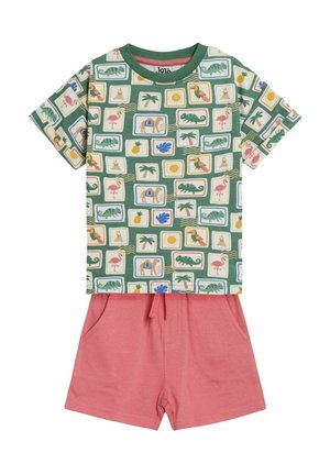 Kortærmet grøn skjorte med farverige dyre- og naturprints, parret med pink shorts med elastisk talje og sidelommer.