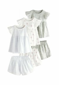 Sada čtyř dětských outfitů, vyrobených z bavlněné tkaniny, s volánovými rukávy, květinovými vzory, pruhovanými designy a šortkami s elastickým pasem v pastelových barvách.