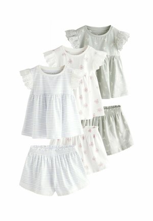 Sæt med fire børnetøj, bestående af bomuldsstof, flæseærmer, blomstermønstre, stribede designs og shorts med elastisk talje i pastelfarver.