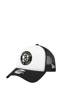 Schwarz-weiße Trucker-Cap mit einem runden Logo, auf dem "BROOKLYN NEW YORK" steht. Mit Netzrücken und gebogenem Schild, aus Stoff und Kunststoff gefertigt.