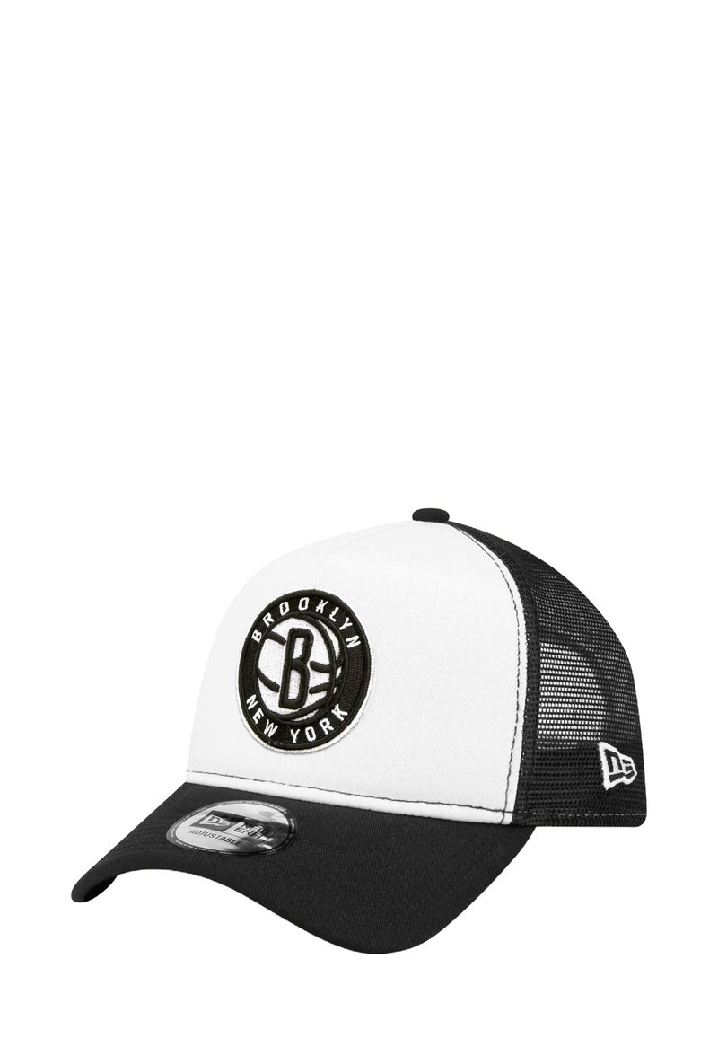 Schwarz-weiße Trucker-Cap mit einem runden Logo, auf dem "BROOKLYN NEW YORK" steht. Mit Netzrücken und gebogenem Schild, aus Stoff und Kunststoff gefertigt.