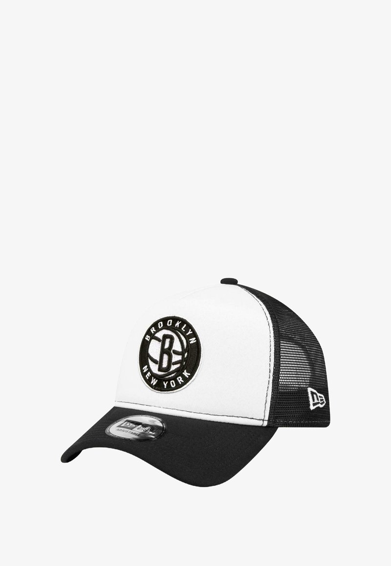 Schwarz-weiße Trucker-Cap mit einem runden Logo, auf dem "BROOKLYN NEW YORK" steht. Mit Netzrücken und gebogenem Schild, aus Stoff und Kunststoff gefertigt.