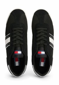 Schwarze Sportschuhe aus Mesh und Wildleder. Weiße Akzente und Logo-Streifen mit einer kontrastierenden strukturierten Sohle.