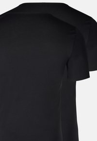 Czarne koszulki z krótkim rękawem, wykonane z miękkiej bawełny, z klasycznym dekoltem typu crew neck, o gładkiej fakturze i minimalnych detalach.