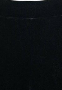 Čierne velvetové legíny s hladkým povrchom, vysokým pásom a švovými detailmi, ktoré vedú po prednej strane, pre priliehavý vzhľad.