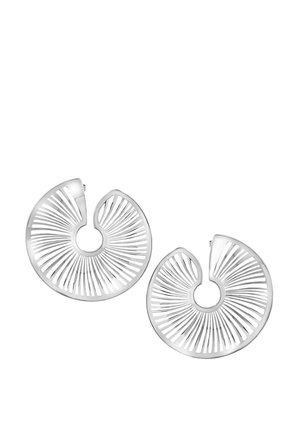 Pendientes de aro de metal plateado con un diseño en espiral, que presentan líneas recortadas y un acabado brillante. Cada pendiente tiene una forma circular.