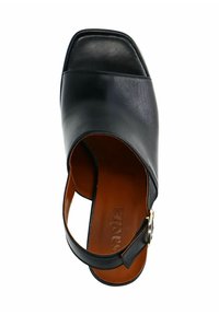 Zwarte leren sandalen met hak, vierkante neus en enkelbandje. Heeft een gladde textuur en een accentgesp op de band. Bruine binnenzool.