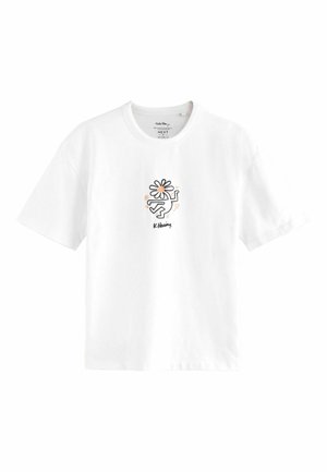 Weißes Baumwoll-T-Shirt mit einem zentralen Grafikmotiv einer tanzenden Figur mit einem Blumenkopf, umrandet in Schwarz mit orangen Akzenten.