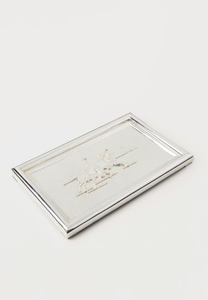 Plateau rectangulaire en argent avec une surface polie, présentant un design en relief de cavaliers sur des chevaux, encadré par un bord biseauté brillant.