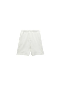 Shorts bianchi in tessuto plush con cintura elastica, cordoncino, due tasche laterali e taglio rilassato. Texture liscia senza fantasie.