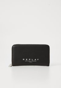 Černá kožená peněženka s texturovaným povrchem, na zip a bílým potiskem loga "REPLAY ESTABLISHED 1981" na přední straně.