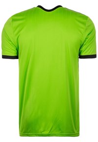 Klart grön kortärmad skjorta med svart krage och manschetter; har vertikala texturlinjer för extra detalj.