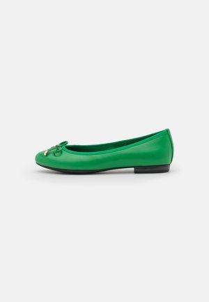 Groene damesschoen balletplat met een kleine strik en gouden accenten op een zwarte platte zool.