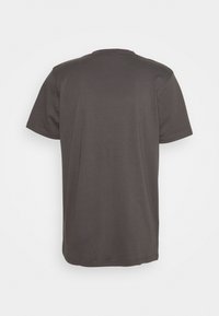 Camiseta de manga corta en gris oscuro, vista desde la parte posterior, sobre un fondo blanco.