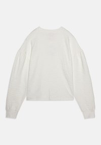 Suéter blanco de punto con un patrón floral texturizado, mangas largas y un corte relajado. Presenta puños acanalados y un escote redondeado.