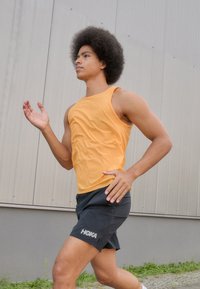 HOKA AIROLITE RUN TANK - Topp - solar flare