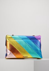 Regenboogkleurige leren handtas met diagonale strepen in felle tinten, met een gladde textuur en metalen accenten.