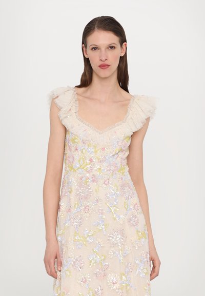 Bloemen geborduurde jurk met een zachte beige basis, voorzien van een ruffles dekking, multicolore pailletten en een vloeiende silhouet.