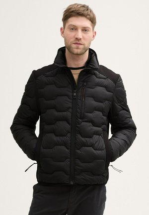 Schwarze Daunenjacke mit gestepptem Design, Stehkragen, Reißverschluss vorne und seitlichen Taschen. Der Stoff ist glatt mit einem leicht glänzenden Finish.