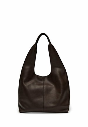 Sac à main en cuir marron foncé avec une large bandoulière unique et un corps rectangulaire souple sur fond blanc.