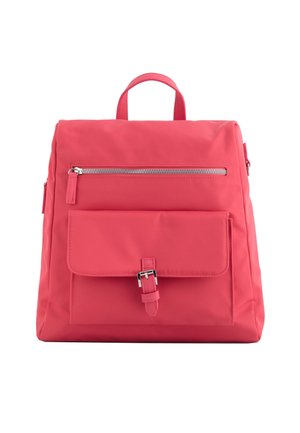 Roze nylon rugzak met een gestructureerde vorm. Bevat een voorvak met rits, een groot klepvak dat is beveiligd door een gespsluiting, en een bovenhandvat.