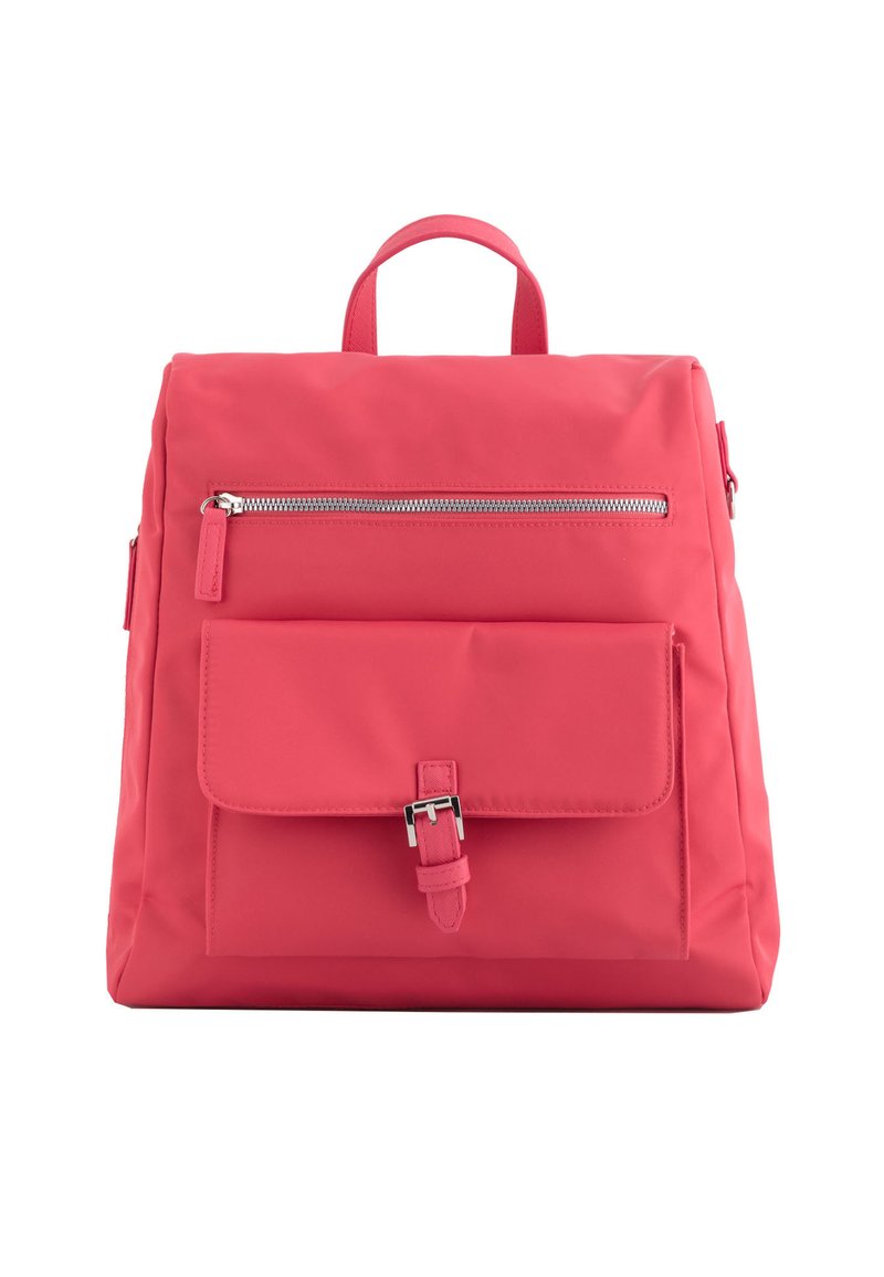 Rucsac roz din nylon, cu o formă structurată. Dispune de un buzunar frontal cu fermoar, un buzunar mare cu clapetă securizat de o cataramă și o mânere superioară.