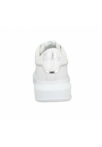 Vita lädersneaker med vadderad krage, rund tå och en kraftig vit sula. Har silverfärgat logotypdetalj på hälen.