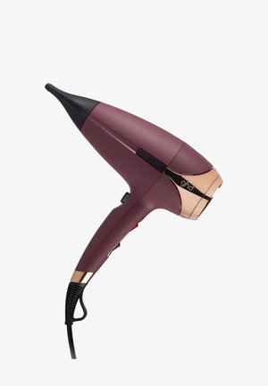 Sèche-cheveux en bordeaux mat avec des accents en or rose et noir, embout fin, poignée ergonomique et cordon d'alimentation avec extrémité en boucle.