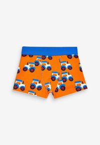 Børns orange boxer shorts med et gentaget mønster af hvide og blå traktorer med røde hjul samt en blå elastisk talje.