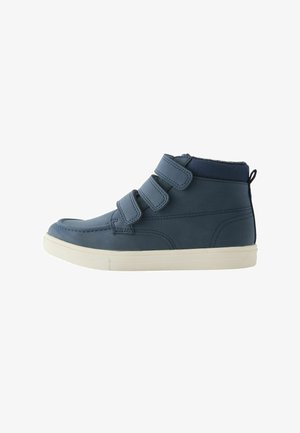 Kék bőr magas szárú sneaker három tépőzárral, fehér gumi talppal, kerek orral és texturált felülettel.
