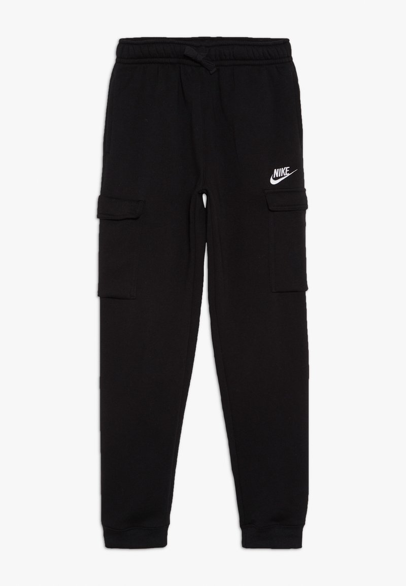 Černé cargo kalhoty vyrobené z měkké látky, s elastickým pasem, dvěma bočními kapsami a logem Nike na přední části.