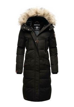 Abrigo de invierno acolchado negro con capucha de piel sintética, dos bolsillos de pecho con cremallera, bolsillos laterales y cierre frontal con cremallera. Los detalles incluyen un parche con el logo.