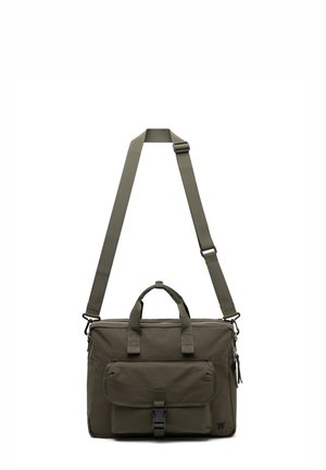 Olijf groene tas met een rechthoekige vorm, ritssluiting aan de bovenkant, twee handvaten, een verstelbare schouderband en een voorvak met een clipsluiting. Matte textuur.