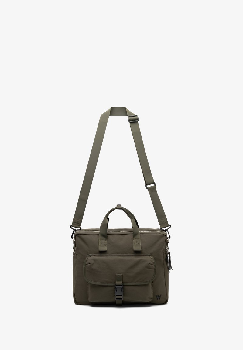Sac vert olive de forme rectangulaire, avec une fermeture éclair sur le dessus, deux poignées, une bandoulière réglable et une poche avant avec un fermoir à clip. Texture mate.