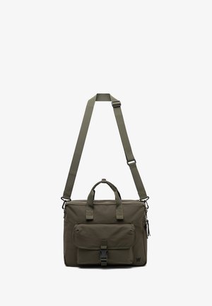 Olívazöld, téglalap alakú táska cipzáras tetejével, két fogantyúval, állítható pánttal, valamint elülső zsebbel, csattal záródik. Matt felület.