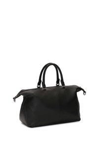 Fekete bőr sporttáska texturált felülettel. Két felső fogantyúval, cipzáros záródással és ezüstszínű kiegész�ítőkkel rendelkezik. Gömbölyű forma.