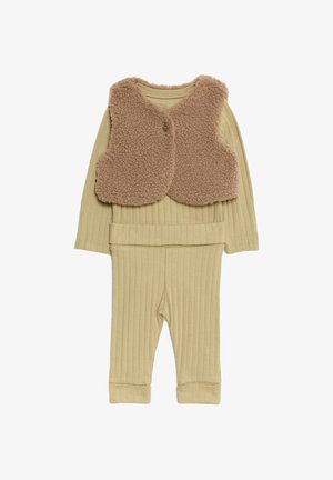 Ensemble pour enfants en deux pièces comprenant un haut beige à côtes et un pantalon, surmonté d'un gilet en fausse fourrure texturée couleur sable, avec fermeture à boutons et pantalons à revers.