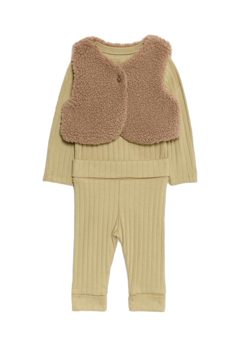 Completo per bambini a due pezzi composto da una maglia beige a coste e pantaloni, con un gilet di pelliccia testurizzata color talpa sovrapposto, chiusura con bottoni e pantaloni con risvolto.