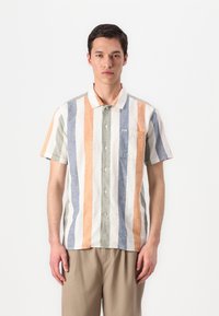 Camisa de botão de manga curta com riscas verticais em laranja, azul, verde e branco. Inclui um bolso no peito e colarinho.