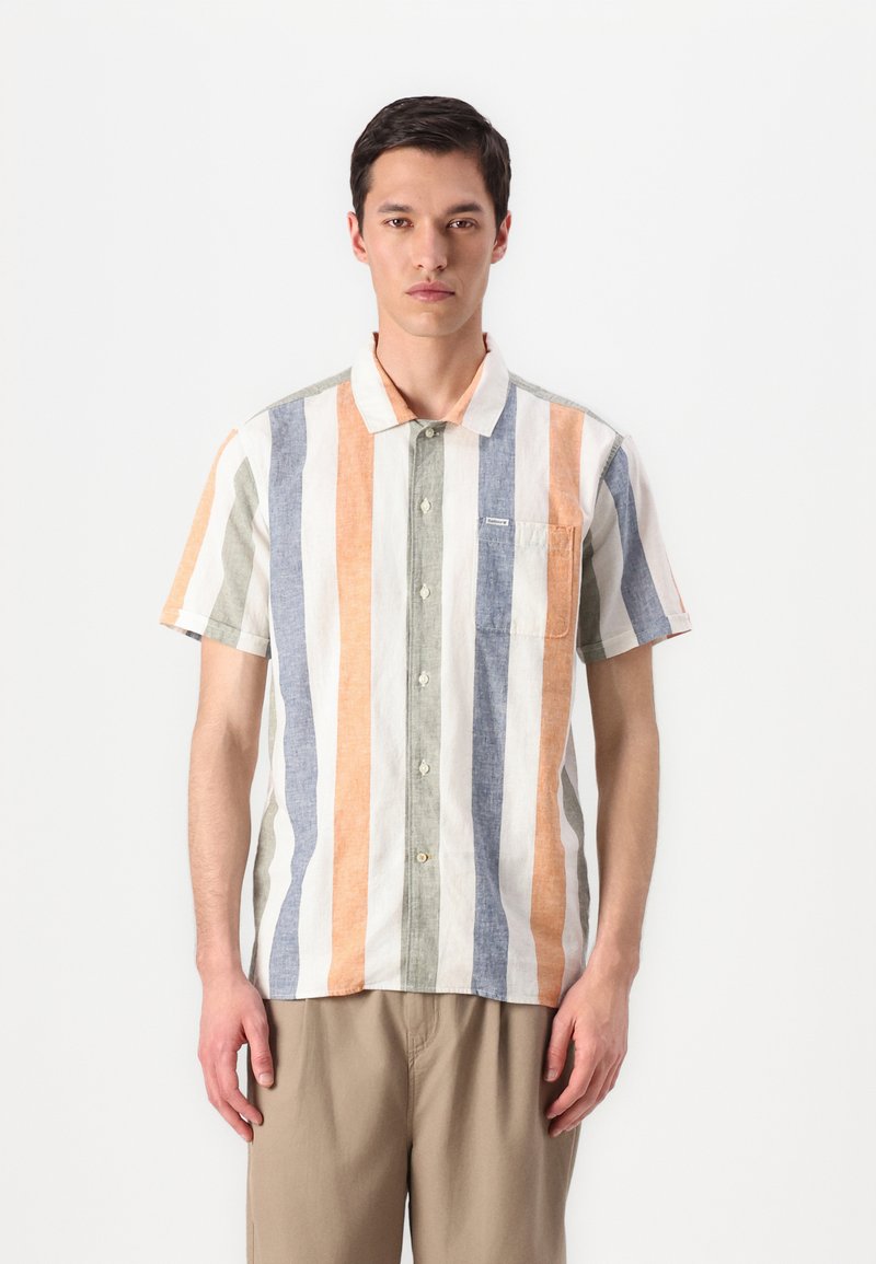 Camisa de botão de manga curta com riscas verticais em laranja, azul, verde e branco. Inclui um bolso no peito e colarinho.