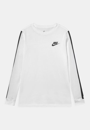 Hvid Nike langærmet skjorte med sort stribe ned langs hver ærme og sort Nike-logo på øverste venstre bryst.