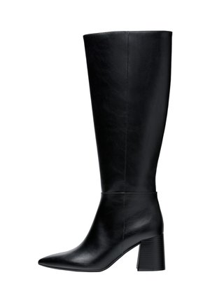 Botte haute en cuir noir avec bout pointu et talon épais de hauteur moyenne, vue de côté sur fond blanc.