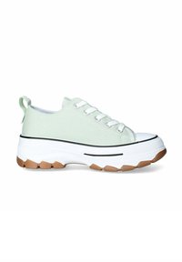 Sneaker in tela verde con suola bianca spessa, dettagli neri e suola in gomma texturizzata. Presenta lacci bianchi e un tab posteriore.