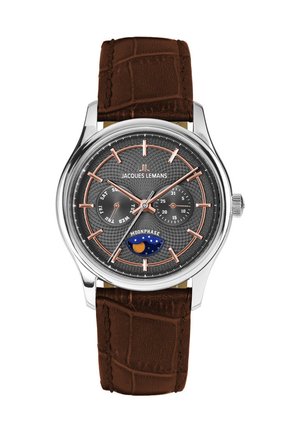 Runde silberne Uhr mit strukturiertem schwarzem Zifferblatt, roségoldenen Stundenmarkierungen und Zeigern, Tages- und Datumszifferblättern, Mondphasenanzeiger und braunem Lederarmband.