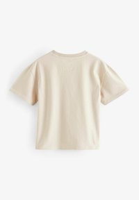 Beige cotton t-shirt med korte ærmer, rund hals og en blød tekstur. Simpelt design, ingen mønstre eller dekorative elementer synlige.