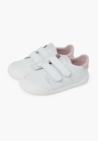 Sneakers bianchi in pelle con accenti rosa, dotati di due cinturini regolabili in Velcro, suola in gomma bianca e dettagli perforati sui lati.