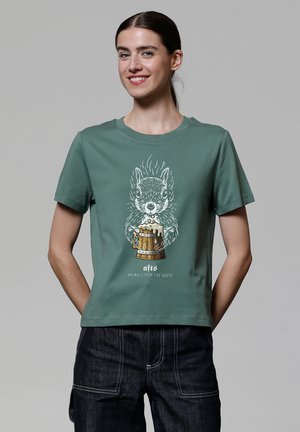 T-shirt en coton vert arborant une illustration d'un écureuil tenant une chope de bière, avec le texte "animaux du sud" en dessous.